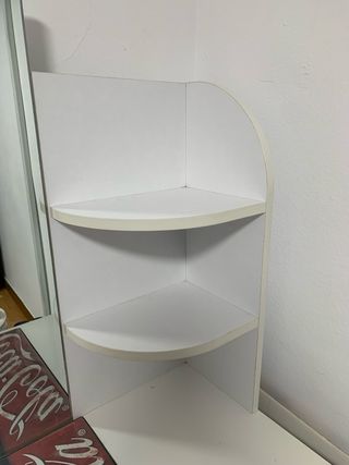 Tocador blanco con espejo y estantes