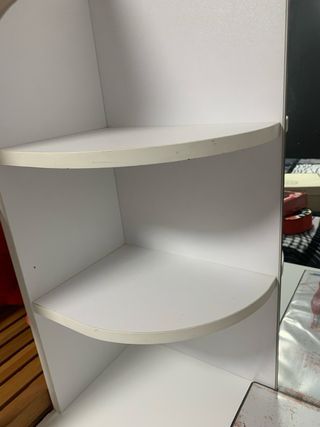 Tocador blanco con espejo y estantes