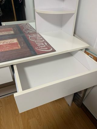 Tocador blanco con espejo y estantes