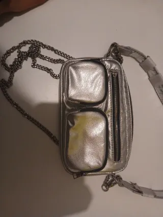 Bolso plateado con cadena