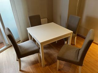 Mesa de comedor con 4 sillas