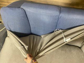 Sofá de 2 plazas tela azul con funda marron.