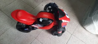 Moto infantil roja con casco