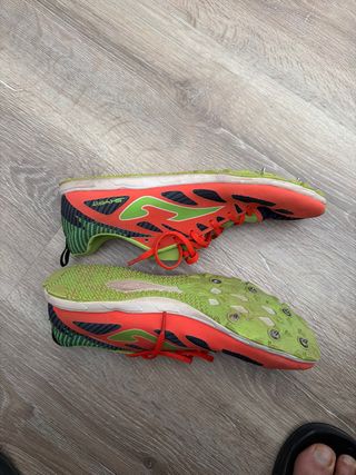 Zapatillas atletismo Joma naranjas y verdes