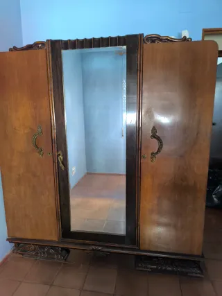 Armario antiguo madera con espejo