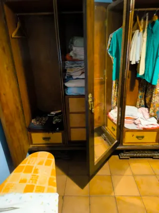 Armario antiguo madera con espejo