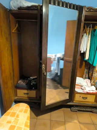 Armario antiguo madera con espejo