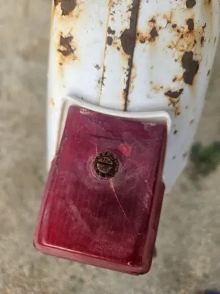 Manetas y piloto trasero de moto