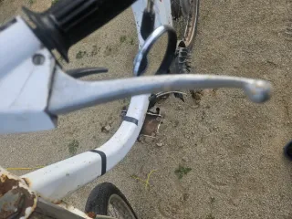 Manetas y piloto trasero de moto