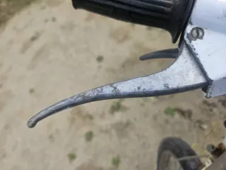 Manetas y piloto trasero de moto