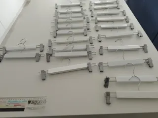 22 Perchas blancas madera para falda y pantalón