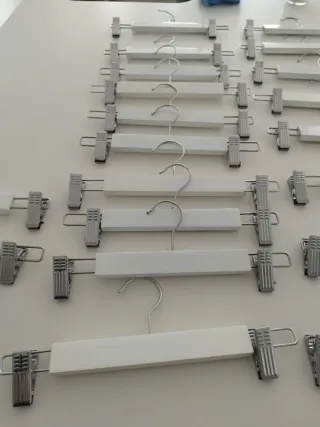 22 Perchas blancas madera para falda y pantalón