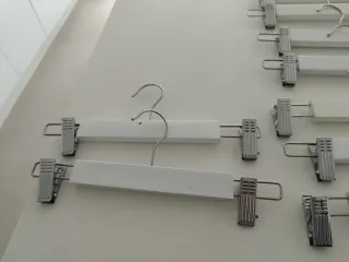 22 Perchas blancas madera para falda y pantalón