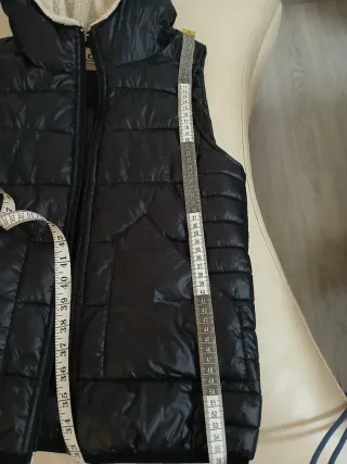 Chaleco acolchado negro con capucha