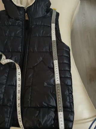 Chaleco acolchado negro con capucha