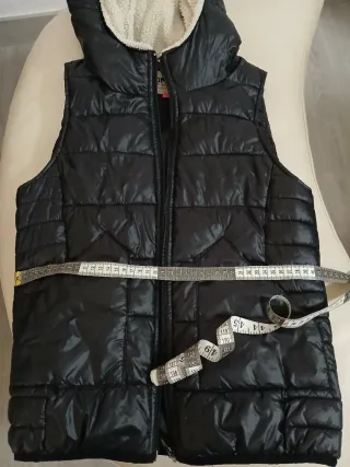 Chaleco acolchado negro con capucha