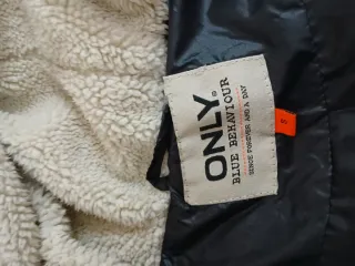 Chaleco acolchado negro con capucha