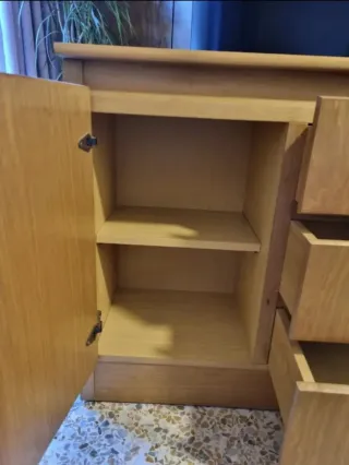 Mueble de madera con cajones