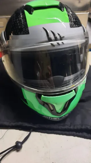 Casco de moto integral gris y verde