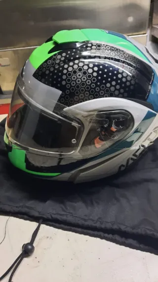 Casco de moto integral gris y verde
