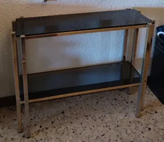 Mesa/aparador de cristal y bordes dorados