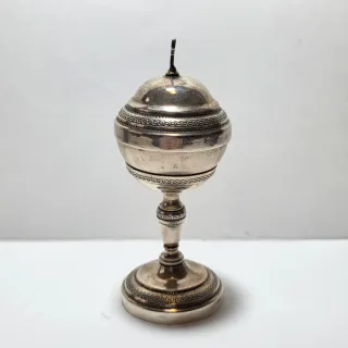 Antica pisside in metallo argentato e argento