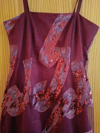 Vestido fiesta con brillos y volante