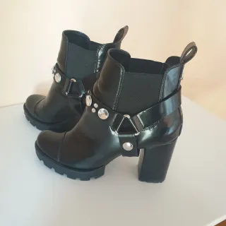 Botines Guess Negros Charol.