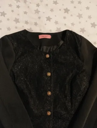 Americana negra con encaje