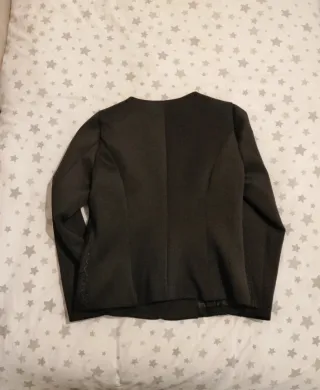 Americana negra con encaje