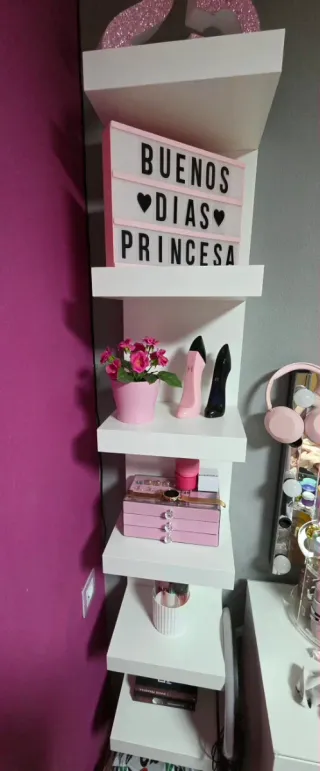 Estantería blanca decorativa