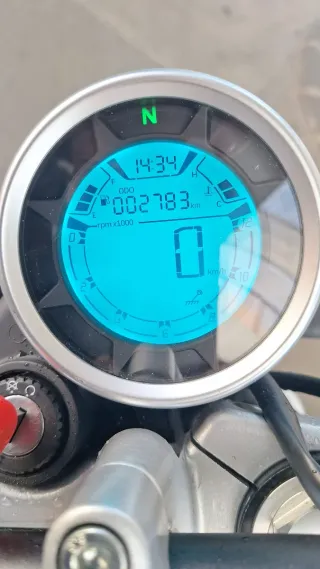 Moto Naked gris año 2025