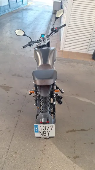Moto Naked gris año 2025