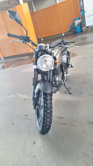 Moto Naked gris año 2025