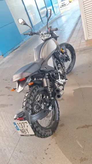 Moto Naked gris año 2025