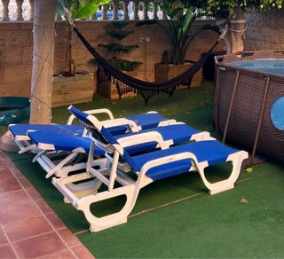 Hamacas de exterior azules y blancas