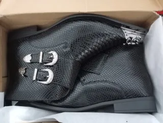 Botas media caña negras con hebillas