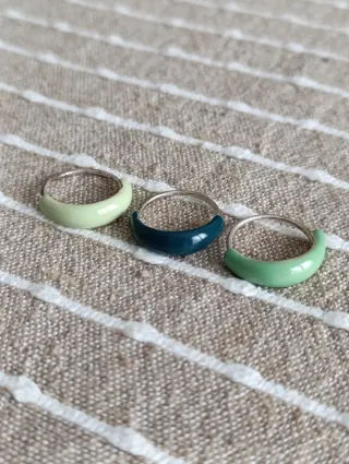 Tris di anelli verdi