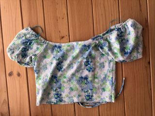 Camiseta fruncida floral manga abullonada