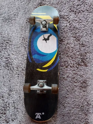 Skate con diseño de persona saltando