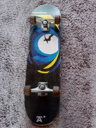 Skate con diseño de persona saltando