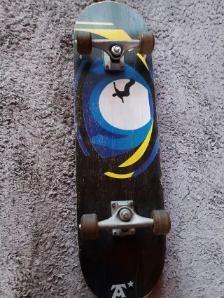 Skate con diseño de persona saltando