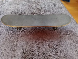 Skate con diseño de persona saltando