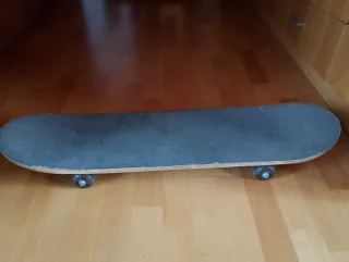 Skate con diseño de persona saltando