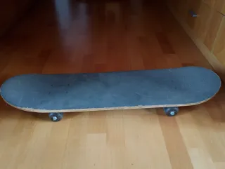 Skate con diseño de persona saltando