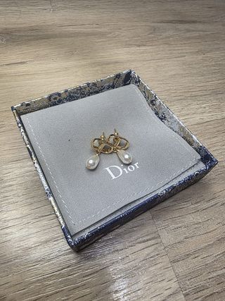 Pendientes Dior dorados con perlas