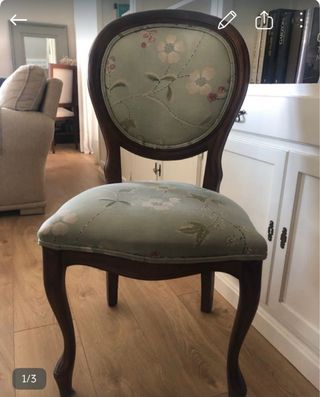 Cómoda de madera y silla tapizada