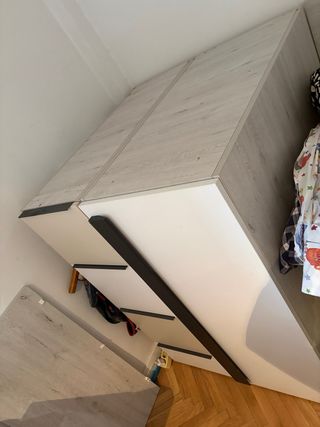 Armario estable con cajones y perchero extraible.