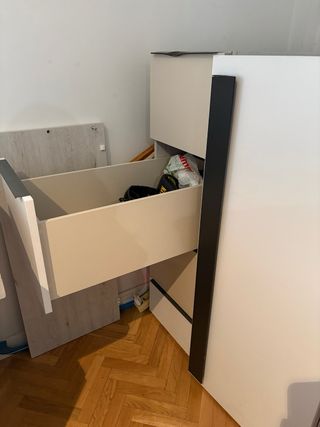 Armario estable con cajones y perchero extraible.