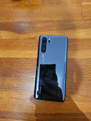 Huawei P30 Pro con funda y cable
